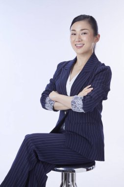 Sandalyede oturan çekici iş kadınının portresi. Reklam konsepti, iş