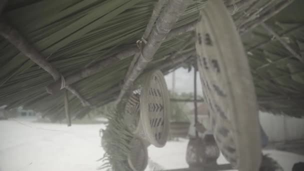 Vista de una artesanía indígena en una cabaña - Amazonas — Vídeo de stock