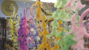 Bir pazarda - Brezilya yerli el sanatları görünümünü