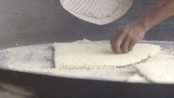 Nativi che arrostiscono tapioca con le mani - Amazzonia — Video Stock