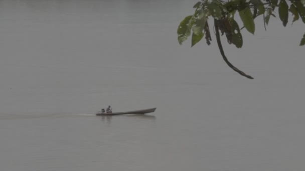 Вид на байдарку, плывущую по реке - Амазонка — стоковое видео