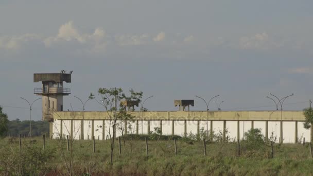 Vista de la prisión de máxima seguridad con vegetación en el fondo - Brasil — Vídeos de Stock