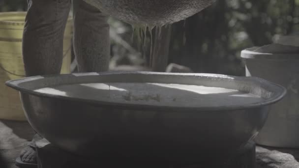 Detalle de masa de mandioca cayendo en un cubo - Amazonas - Brasil — Vídeos de Stock