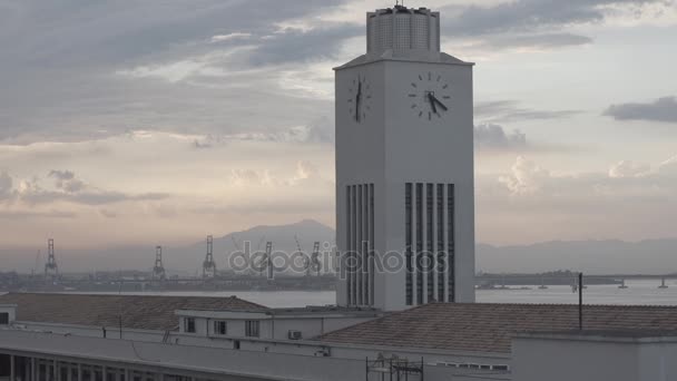 Un reloj con un río al fondo - Río de Janeiro - Brasil — Vídeo de stock