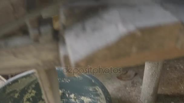 Einheimische bringen Maniokmasse in eine Maschine - amazon - brasilien — Stockvideo