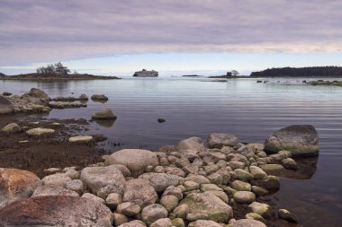Finlandiya Körfezi 'nde bahar yürüyüşü Lauttasaari' de Finlandiya 'nın doğasının güzel taşlarının yanında sakin bir sabahtır..