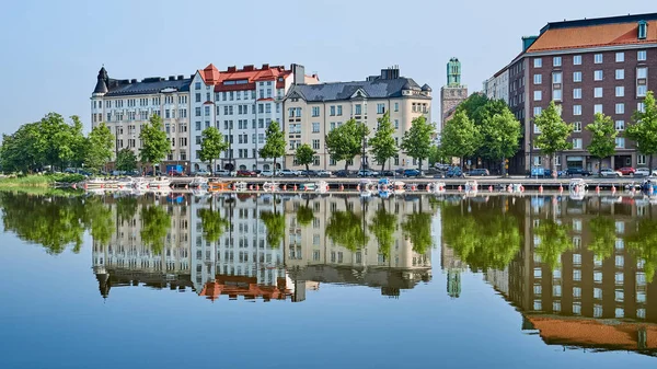 Der Menschenleere Damm Leeren Helsinki Spiegelt Sich Wunderbar Wasser — Stockfoto