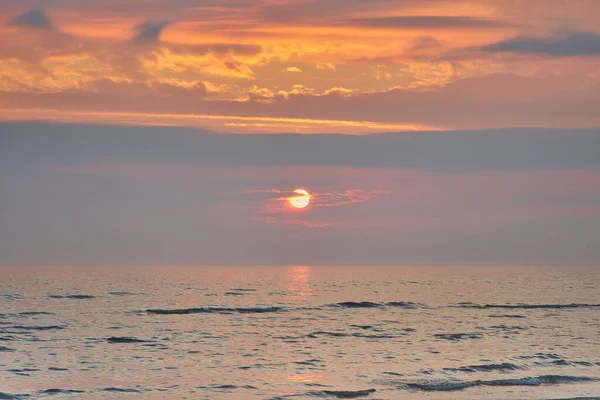 Misty Ηλιοβασίλεμα Πάνω Από Θάλασσα Των Τριών Ρομαντικών Χρωμάτων Και — Φωτογραφία Αρχείου