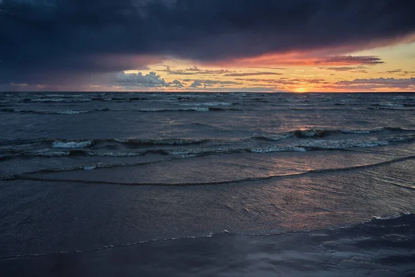 Δραματικό Κόκκινο Ηλιοβασίλεμα Στην Ακτή Της Βαλτικής Θάλασσας Πριν Από — Φωτογραφία Αρχείου