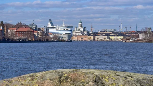从海上和Suomenlinna俯瞰芬兰首都赫尔辛基游客全景 — 图库照片