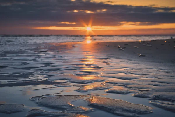 Costa Arenosa Mar Báltico Reflexo Pôr Sol — Fotografia de Stock