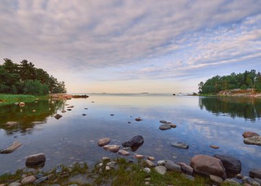 Finlandiya Körfezi boyunca yaz yürüyüşü Lauttasaari 'de Finlandiya' nın doğasının güzel taşlarının yanında sakin bir sabahtır..