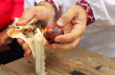 Yumurtaları mum ve mumla boyama işlemi. Modern paskalya yumurtasının el resmi. Paskalya kutlaması.