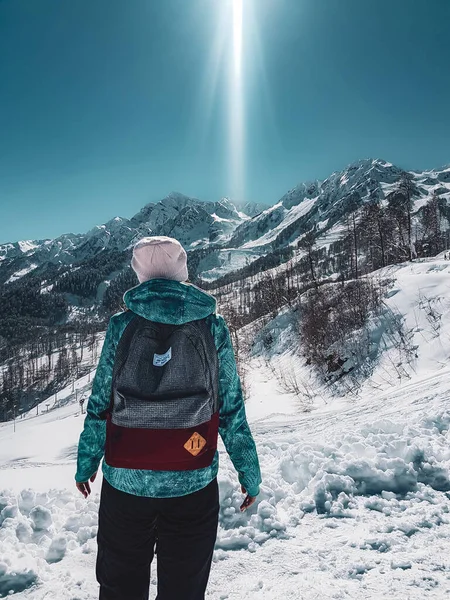 Uzun bir yoldan sonra dağların güzel manzarası