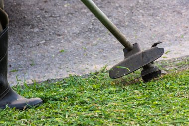 Biçme alt tarafından çalışıyordu