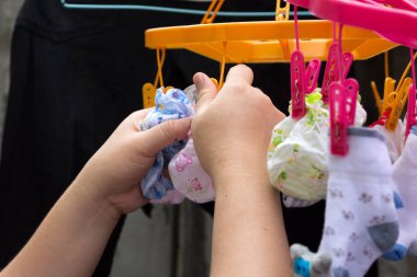 Bir giyim hattı kurutma çocuk bezi