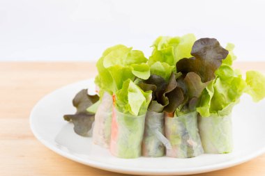 Ahşap üzerinde rulo Yengeç Salatası