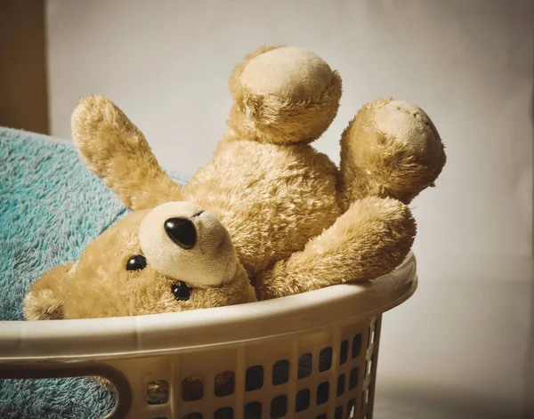 Медвежонок в корзине с полотенцем — стоковое фото