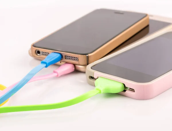 USB-кабель для зарядки мобильного телефона — стоковое фото