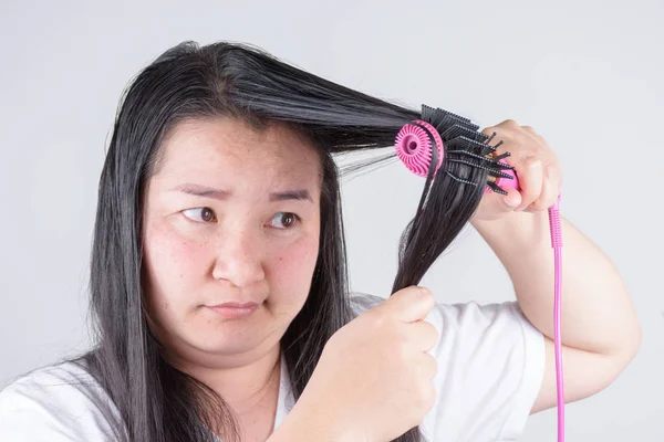 Les femmes avec des rouleaux de cheveux sont sérieuses au sujet des problèmes de cheveux — Photo
