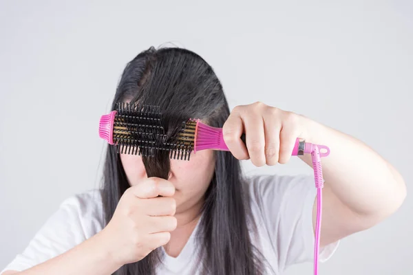 Las mujeres con rodillos para el cabello son serios acerca de los problemas del cabello — Foto de Stock