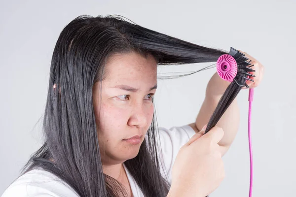 Las mujeres con rodillos para el cabello son serios acerca de los problemas del cabello —  Fotos de Stock