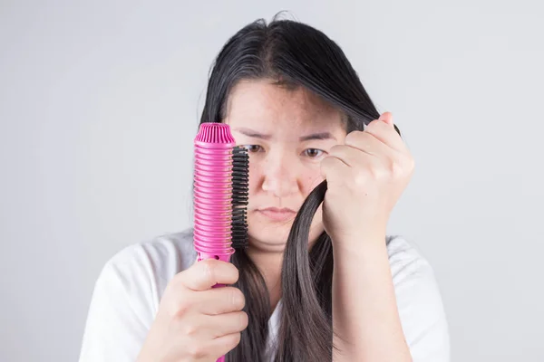 Las mujeres con rodillos para el cabello son serios acerca de los problemas del cabello — Foto de Stock