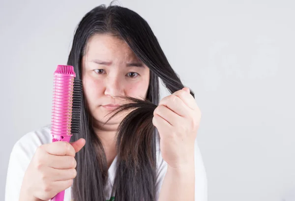 Las mujeres con rodillos para el cabello son serios acerca de los problemas del cabello — Foto de Stock