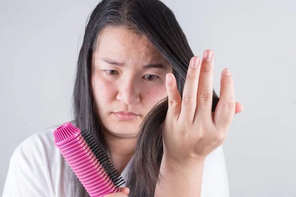 Las mujeres con rodillos para el cabello son serios acerca de los problemas del cabello — Foto de Stock