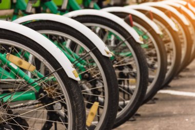 Bir park yerinde bisiklet park 