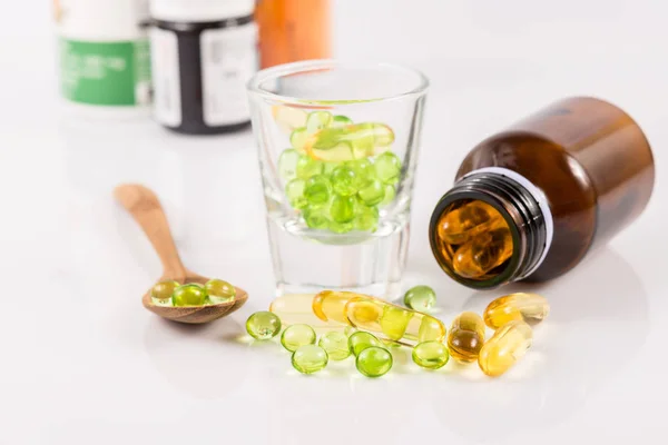 Närbild Evening primrose oil kapsel, kompletterande mat — Stockfoto