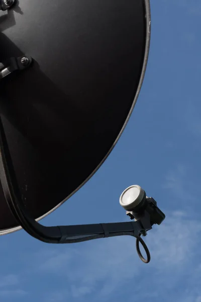Plato receptor de TV digital para TV digital con cielo azul —  Fotos de Stock