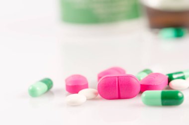 hapları veya antibiyotik beyaz bir arka plan üzerinde
