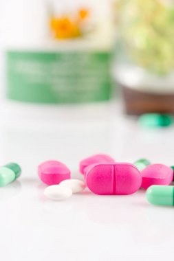 hapları veya antibiyotik beyaz bir arka plan üzerinde