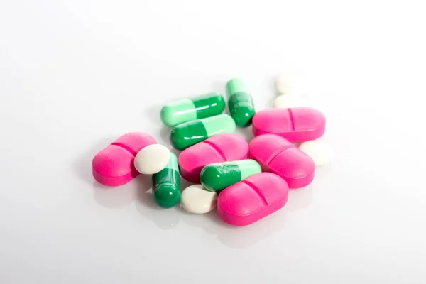 Pastillas o antibióticos sobre un fondo blanco — Foto de Stock