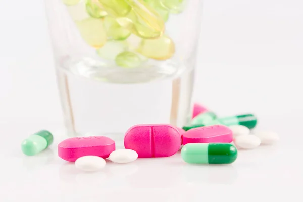 Pillen of antibioticum op een witte achtergrond — Stockfoto