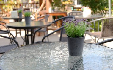 Bir kafede masada çiçek vazo