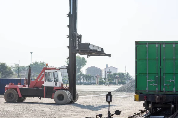 Kraanvogel tillen container in de tuin Stockafbeelding