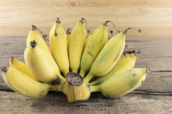 Gecultiveerde banaan op een hout Rechtenvrije Stockfoto's