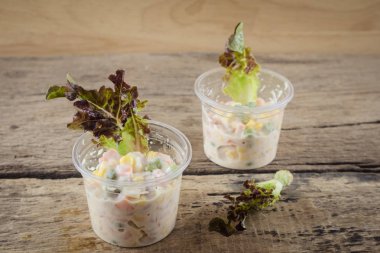 ton balıklı salata Kupası ahşap tablo