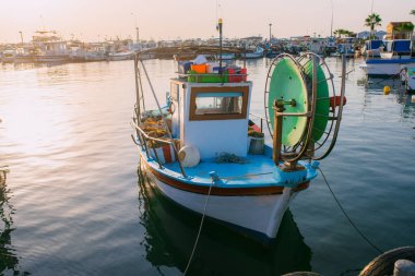 Şafakta balıkçı teknesi. Larnaka, Kıbrıs