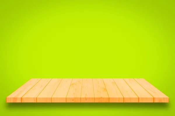 Prateleira de madeira no fundo da parede gradiente verde . — Fotografia de Stock