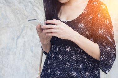 Akıllı telefon kullanan kadın.