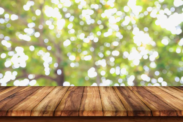 Tavolo in legno vuoto con sfondo verde astratto bokeh . — Foto Stock