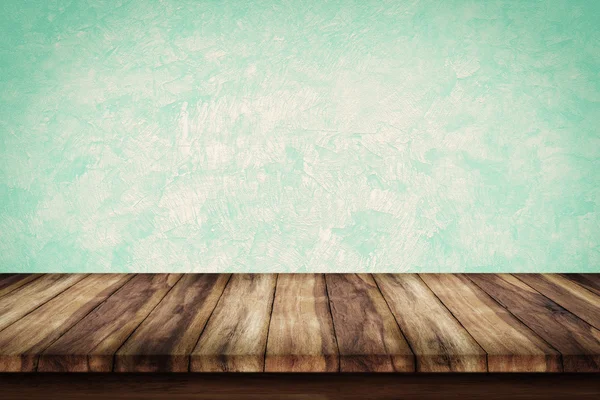 Κενό ξύλινο τραπέζι με φόντο πράσινο τοίχο. — Φωτογραφία Αρχείου