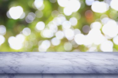 Bokeh soyut yeşil arka plana sahip boş mermer masa.