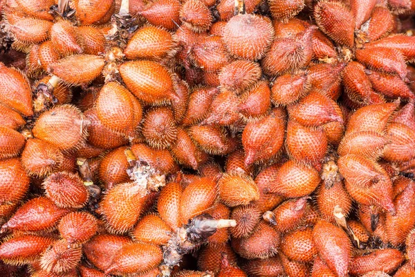 Verse rode afzien bos te koop in de markt — Stockfoto