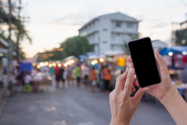 Siyah ekran ile mobil akıllı telefon tutarak el, görüntü bulanıklığı