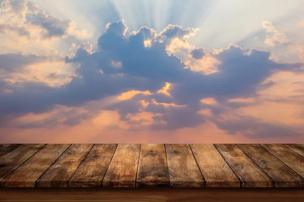 Stół z drewna z piękny zachód słońca i chmury. — Zdjęcie stockowe