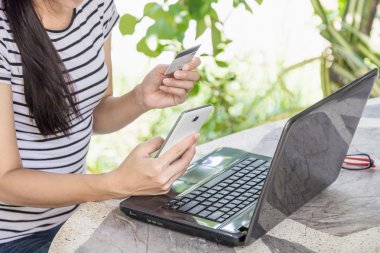 E-bankacılık için internet kartı kullanarak el.